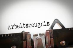 Bild zeigt die Überschrift eines Arbeitszeugnisses, welches noch mit der Schreibmaschine getippt wird