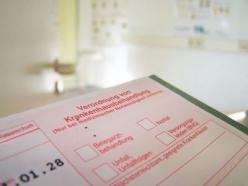 Das Bild zeigt einen abgegebenen Krankenschein vor Ausspruch einer krankheitsbedingten Kündigung