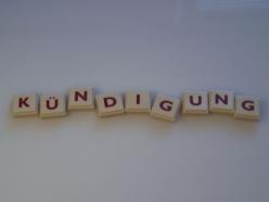 Das Bild zeigt Würfel mit Buchstaben, welche zusammengesetzt das Wort "personenbedingte Kündigung" ergeben