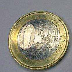 Das Bild zeigt eine Euro-Münze mit der Aufschrift null Euro. 