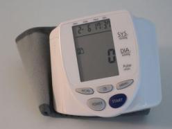 Das Bild zeigt ein Blutdruckmessgerät, welches bei einer medizinischen Rehabilitation eingesetzt wird
