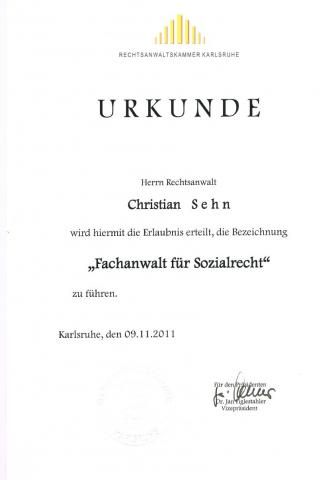 Das Bild die Urkunde eines Fachanwaltes für Sozialrecht ausgestellt durch Rechtsanwaltskammer Karlsruhe