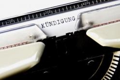 Das Bild zeigt einen Schreibmaschine, auf der die Worte "betriebsbedingte Kündigung" eingetippt worden sind