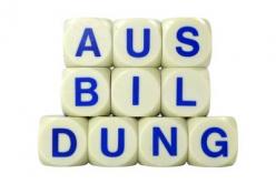 Dass Bild zeigt zehn Würfel mit Buchstaben, welche das Wort Ausbildung ergeben