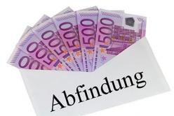 Das Bild zeigt 6 Scheine zu je 500 Euro, die in einem Briefumschlag stecken. Die Summe wird als Abfindung für die Beendigung des Arbeitsverhältnisses nach Kündigung oder Aufhebungsvertrag gezahlt 