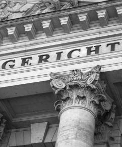 Vorplatz und Eingang des Gerichtes